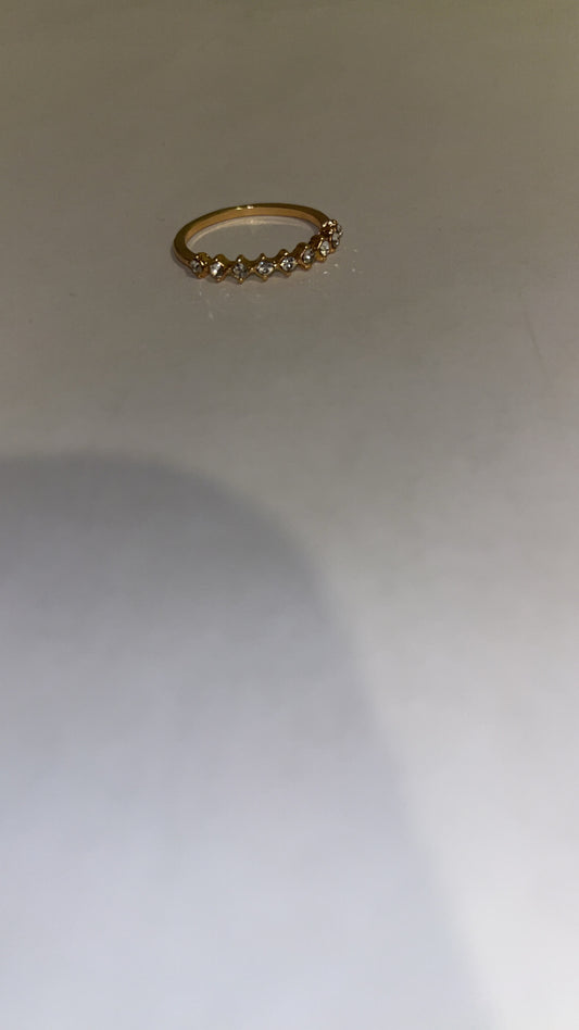 Gold ring: with Diamonds