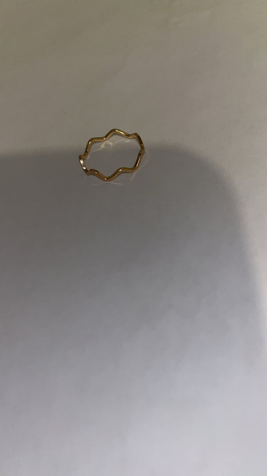 Gold ring: crown shaped