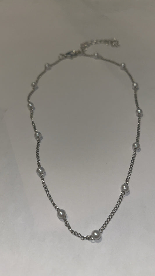 Silver necklace: with multiple Pearls