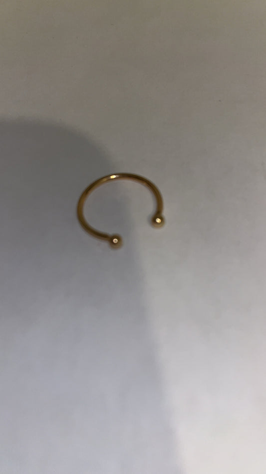 Gold ring: opening with balls on the end